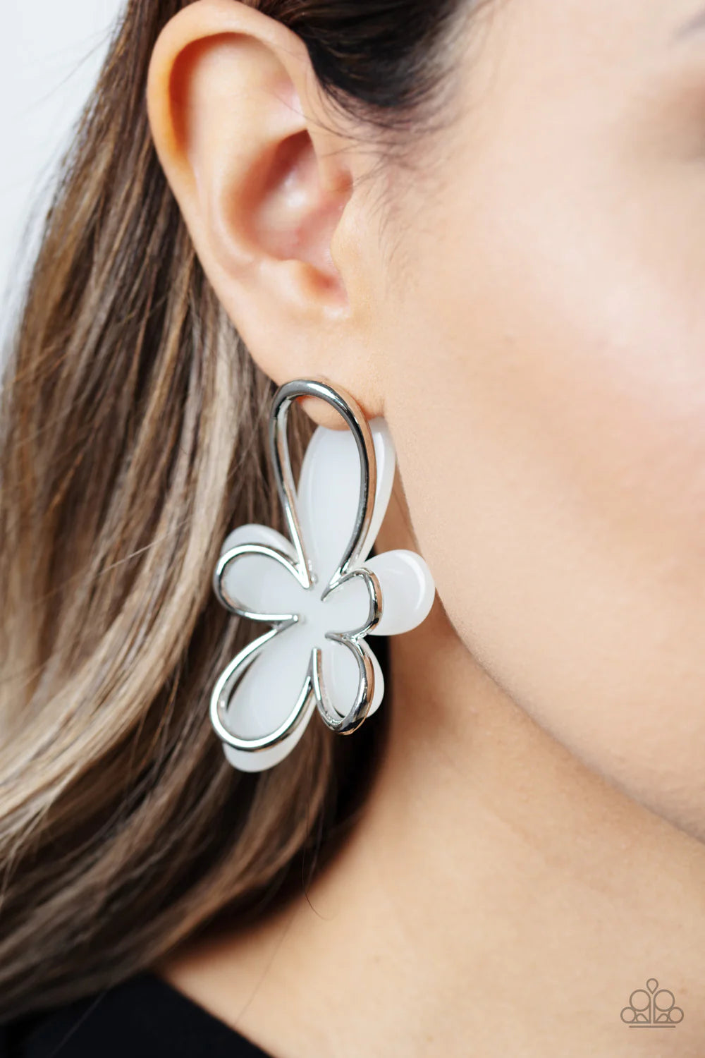 PAPARAZZI "GLIMMERING GARDENS" WHITE POST EARRINGS